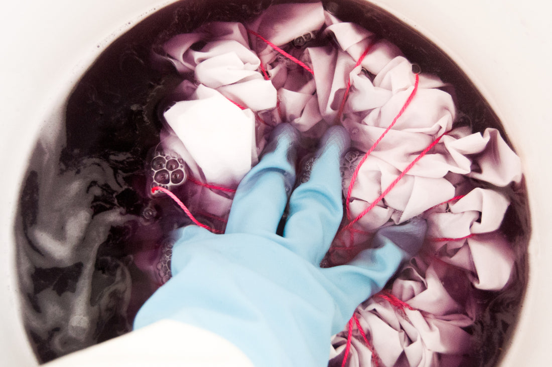 What is the best type of container to use with fabric dye?